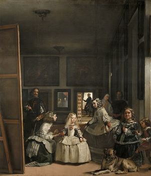En primer plano hay varias chicas jóvenes. A la izquierda, Velázquez pinta.