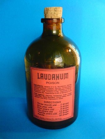 Fotografía en color de una botella marrón de láudano.