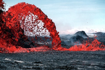 Lava que sale del volcán