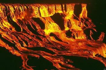 flujo de lava en cascada