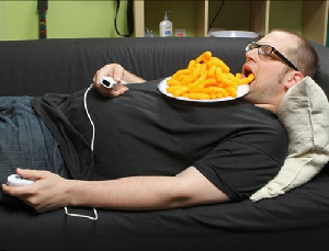 Imagen de una persona que duerme con comida chatarra.