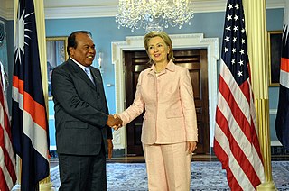 Foto del anterior presidente Iroij Jurelang Zedkaia de las Islas Marshall con Hillary Clinton