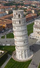 Una torre ornamentada inclinada a la izquierda de la foto.