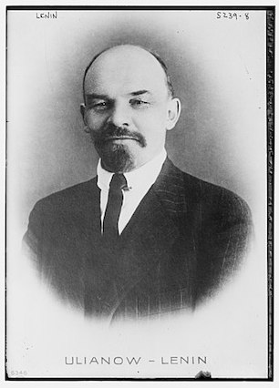 Un retrato fotográfico en blanco y negro de un hombre con traje y su nombre, Lenin, en la parte inferior.