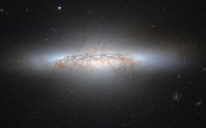 NGC 5010 é uma galáxia lenticular