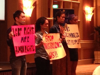 http://commons.wikimedia.org/wiki/File:LGBT_rights_protesters_at_a_Human_Rights_Day_seminar,_Conrad_Centennial_Singapore_-_20141204-02.jpg#/media/File:LGBT_rights_protesters_at_a_Huradman_seminario_de_ Singapur,