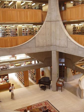 Fotografía del interior de la biblioteca de la Academia Philip Exeter.