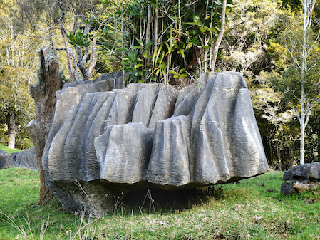 Fotografía de una piedra caliza erosionada por el tiempo.