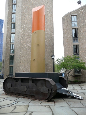 Lápiz labial (ascendente) en Caterpillar Tracks de Claes Oldenburg (1969)