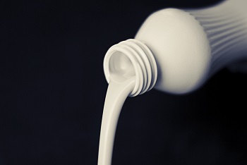 leche que se vierte de una botella