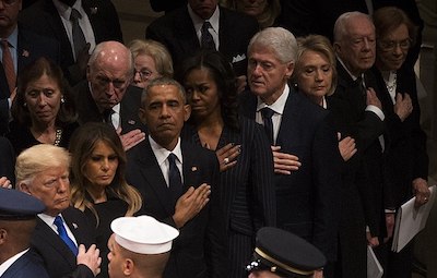 Fotografía de los presidentes Barack Obama, Bill Clinton y Donald Trump, todos vestidos de traje durante la ceremonia de toma del presidente Trump.