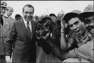 Nixon con tropas
