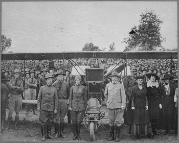 Ruth Law en uniforme