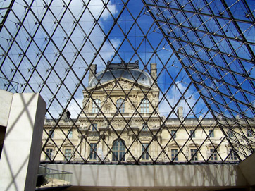 Desde el interior de la pirámide del Louvre