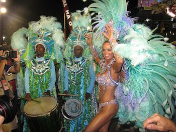 Bailarines y percusionistas de samba