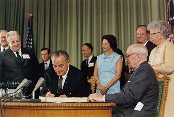 Lyndon Johnson firma la ley de Medicare