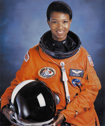 Retrato de Mae Jemison.