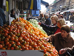 Los compradores en uno de los puestos de frutas al aire libre en un mercado en Jerusalén, Israel