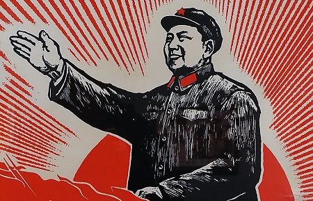 Imagen de un hombre con el brazo extendido ante el sol rojo.
