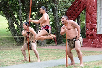 Haka maorí (saludo y danza de guerra)