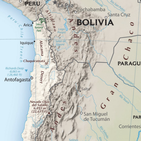 Un mapa topográfico marrón, tostado y azul muestra parte de América del Sur, incluidos Chile y el desierto de Atacama.
