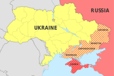 Mapa que muestra Ucrania en amarillo y Rusia en rojo con áreas que Rusia busca anexar cruzadas con líneas rosadas y áreas que ya ha anexado con líneas rojas.