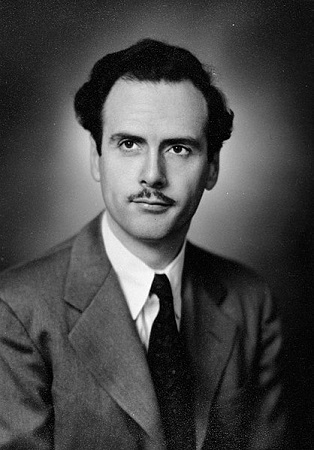 Una foto de Marshall McLuhan vistiendo un traje.