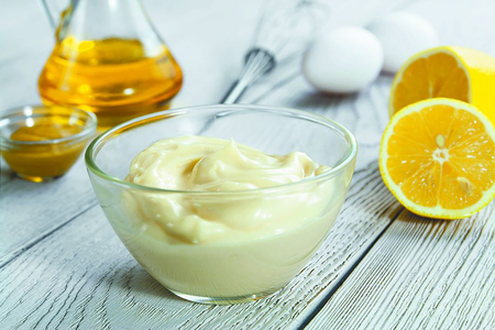 Mayonesa, aceite en emulsión, huevo y ácido. Ejemplo de sólido amorfo.