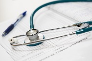 La atención médica está influenciada por la necesidad del servicio y cómo se paga.