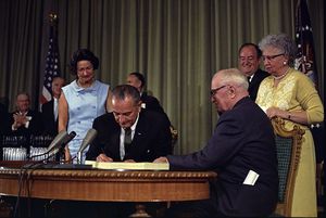 El presidente Lyndon Johnson firma Medicare