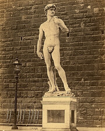 Imagen de una estatua de mármol de la figura bíblica del rey David como un joven casi desnudo.