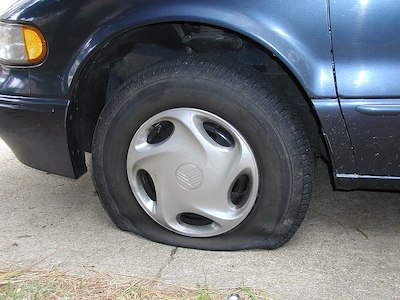 Una imagen de un pinchazo en un coche.