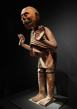 Imagen de Mictlantecuhtli como un esqueleto con caja torácica extendida y dientes descubiertos
