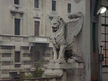 León de hormigón en la estación de tren de Milán