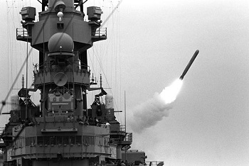 Misil Tomahawk disparado desde la cubierta del USS Missouri