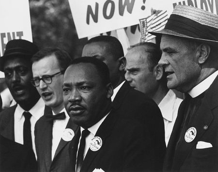 Una imagen en blanco y negro de Martin Luther King Jr. en un mitin en 1963