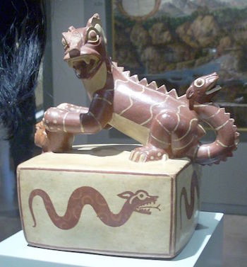 Cerámica Moche en forma de jaguar