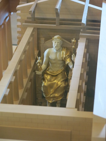 Maqueta del templo y estatua ubicada en el Louvre