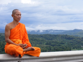 Imagen de monje meditando