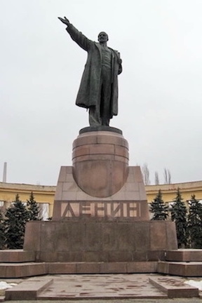 Una gran estatua de Lenin que ha extendido el brazo.