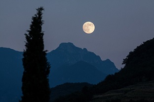 Luna sobre montañas