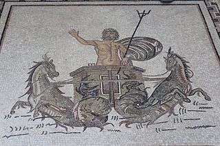 Un mosaico de Poseidón con su tridente y caballos.
