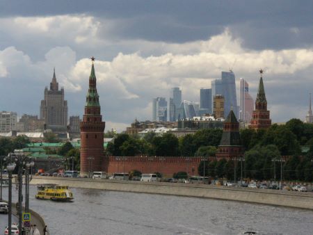 Las murallas del Kremlin, con el Skyline de Moscú al fondo.