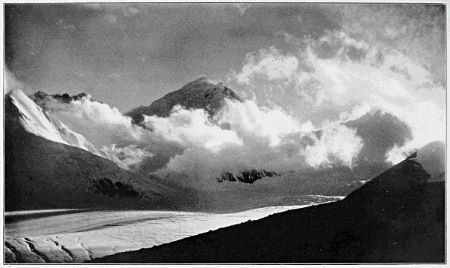 Una imagen en blanco y negro del Monte Everest rodeado de nubes.