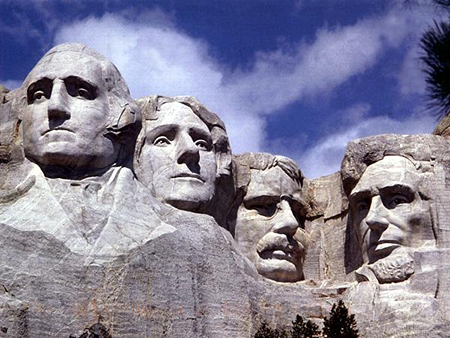 Imagen de cuatro presidentes tallados en una montaña con un hermoso cielo azul