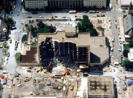 una vista aérea de un gran edificio seriamente dañado por una explosión