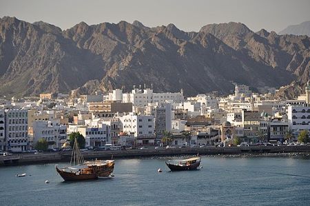 Vista de la costa de Muscat con montañas en segundo plano.