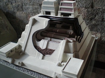Maqueta de la construcción de capas en el Templo Mayor