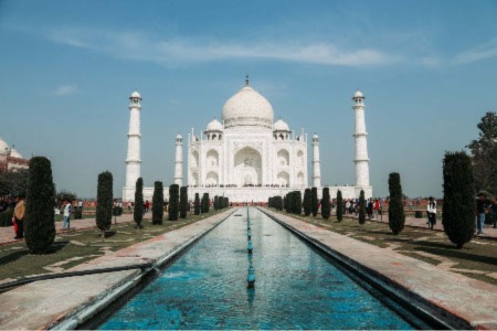 El Taj Mahal es un edificio blanco y ornamentado y un ejemplo clásico de la arquitectura indoislámica.