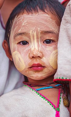 Fotografía de un niño de Myanmar con pintura facial tradicional